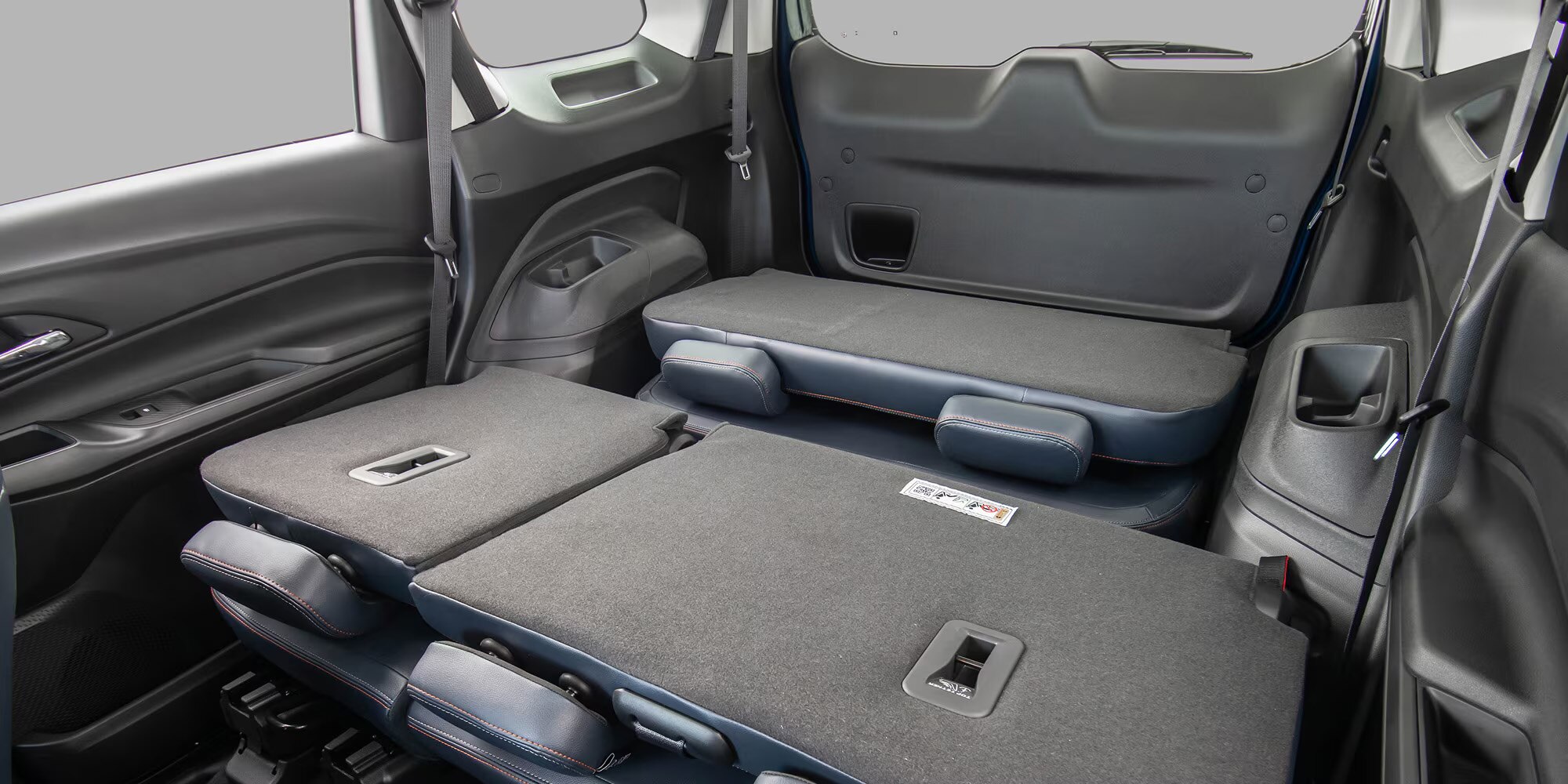 Interior da Chevrolet Spin 2026 com todos os bancos traseiros rebatidos, destacando a capacidade de carga.