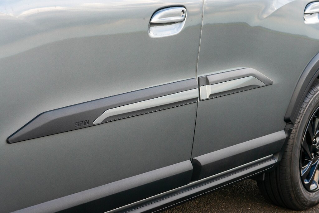 Friso da porta com letra em elevo do Chevrolet Spin 2026 é moderno e elegante